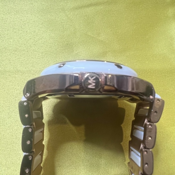 Michael Kors RoseGold/White Watch main image 4